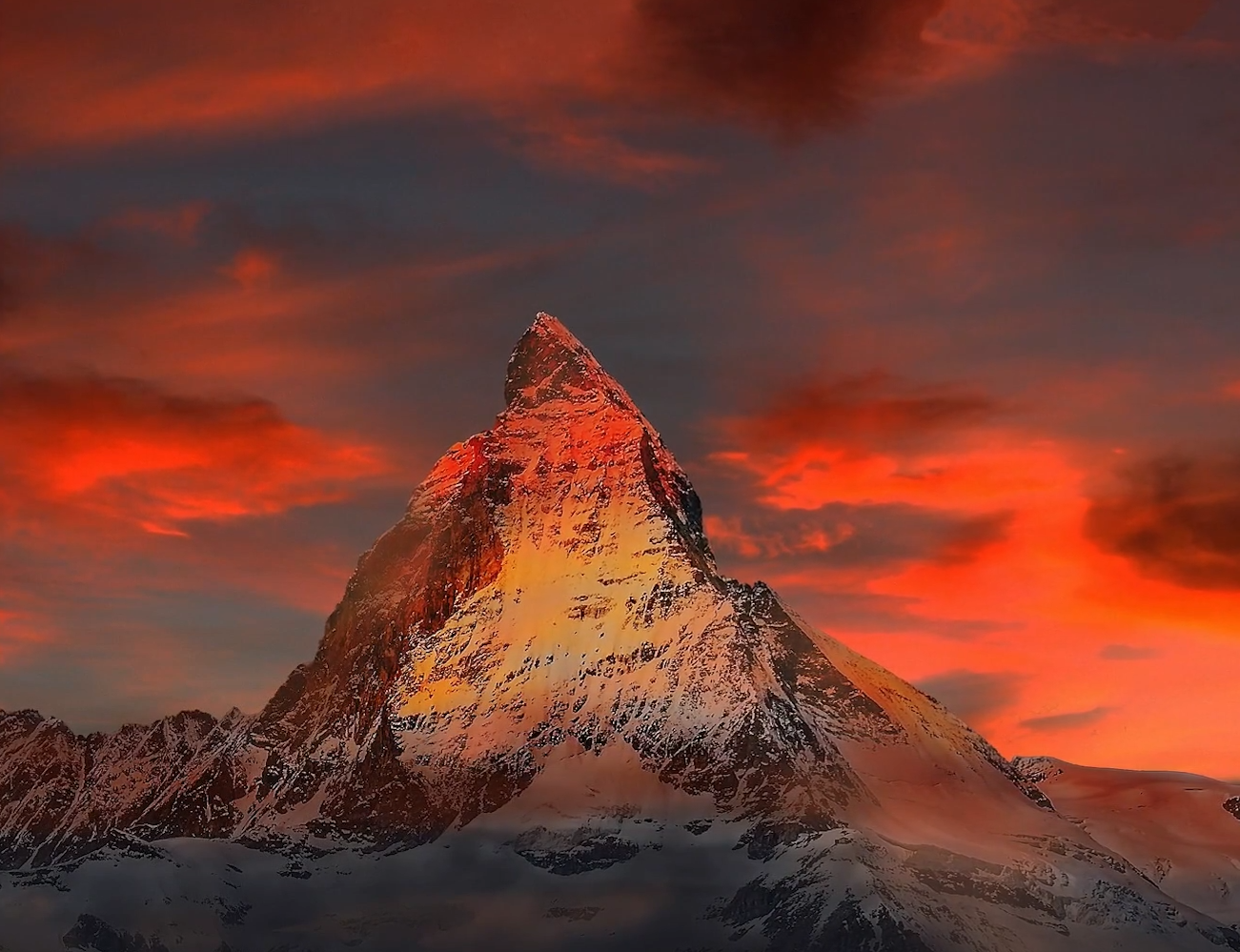 Scena przedstawia zdjęcia szczytu i góry w miejscowości Zermatt. Pojawia się napis: Zermatt liegt am Fuß des Matterhorns und ist der wohl attraktivste Ferienort der Schweiz.