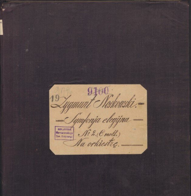 Pierwsza strona rękopisu - zapisu Zygmunta Noskowskiego Symfonii elegijnej, Nr 2 (C‑moll) Na orkiestrę. Na pożółkłej kartce, oprócz wymienionego tekstu, widnieje także sygnatura Biblioteki Warszawskiej.