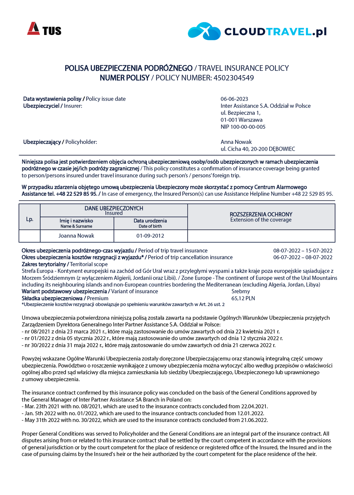 Grafika przedstawia przykładową polisę ubezpieczeniową. Na białym tle symbolizującym kartkę widoczne są od góry, po lewej i prawej logo firm, poniżej napis POLISA UBEZPIECZENIA PODRÓŻNEGO i NUMER POLISY w języku polskim i angielskim. Poniżej znajduje się treść polisy, w tym dane osoby ubezpieczającej, dane osoby ubezpieczanej, numery telefonów kontaktowych, okres ubezpieczenia podróżnego‑czas wyjazdu, okres ubezpieczenia kosztów rezygnacji z wyjazdu, zakres terytorialny, wariant ubezpieczenia, wysokość składki ubezpieczeniowej, warunki umowy. Treść polisy jest w języku polskim i angielskim.