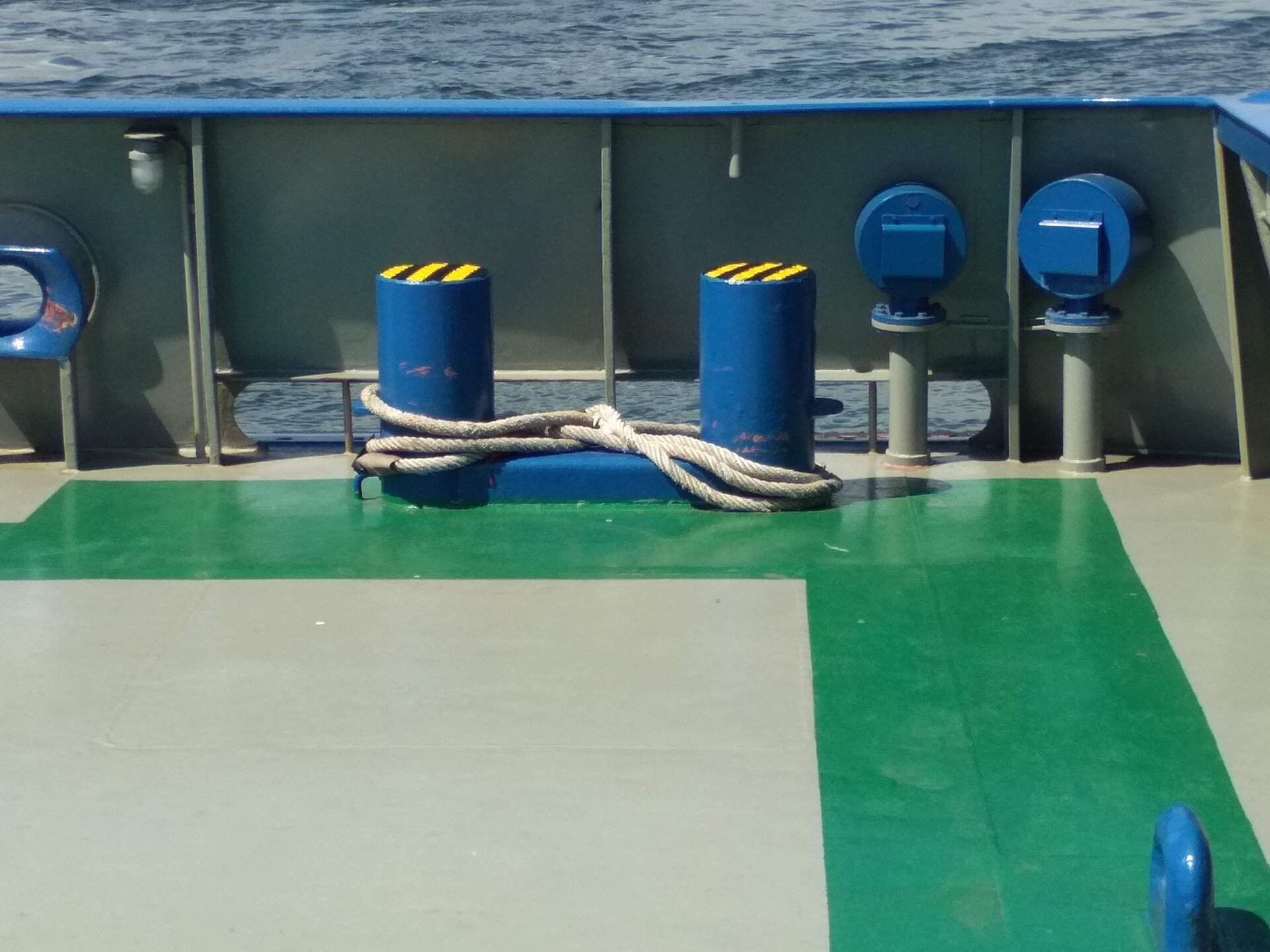 Zdjęcie przedstawia pachołek podwójny prosty, składający się z dwóch walcowatych elementów. Jest na nie nawinięta lina.