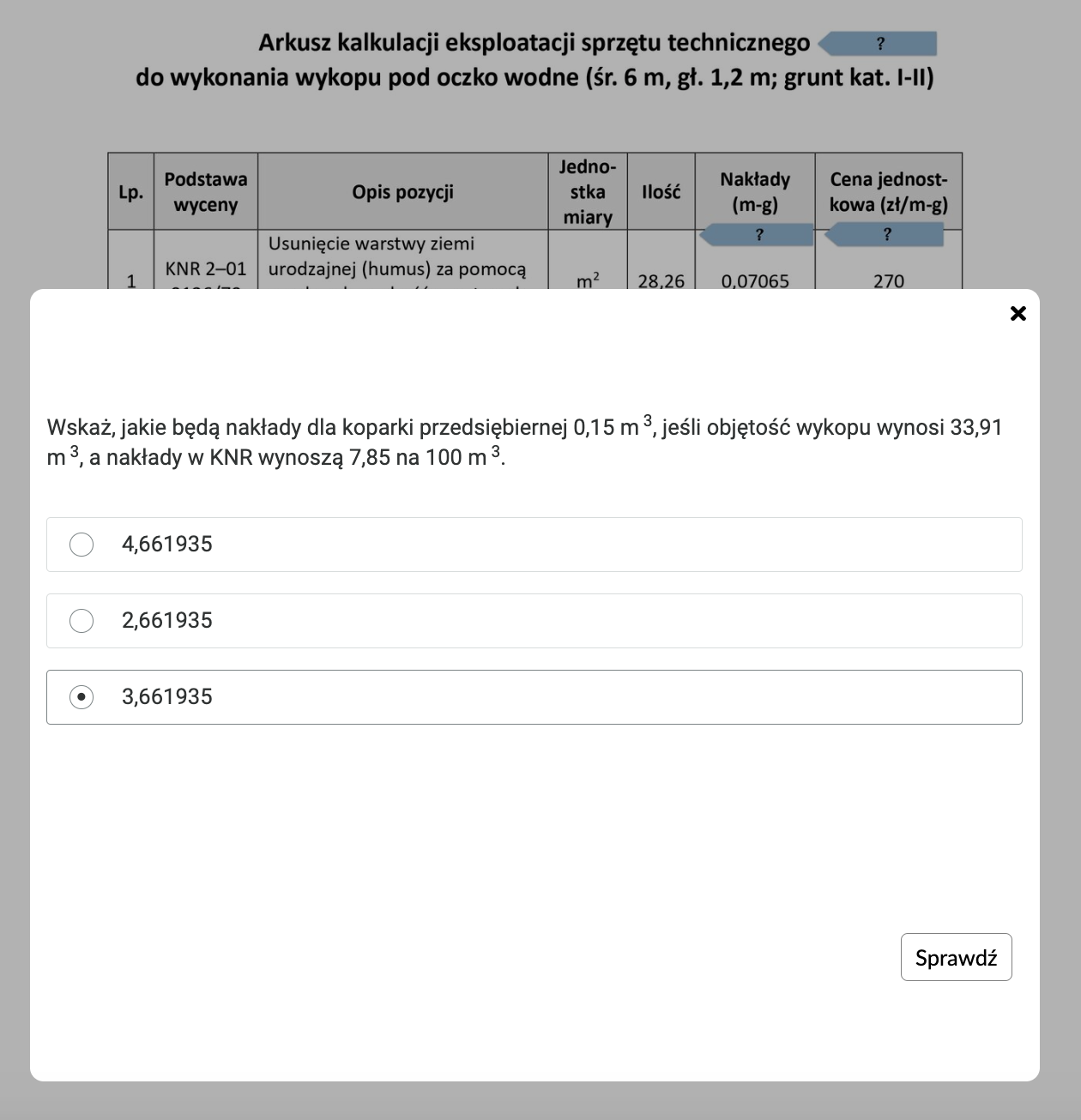 Ilustracja przedstawia fragment przykładowej dokumentacji z wyświetlonym ekranem z zadaniem ćwiczeniowym. Jest to białe pole, na którym umieszczone zostało ćwiczenie – w tym wypadku jednokrotnego wyboru. Ten typ ćwiczenia składa się z polecenia oraz umieszczonych pod nim trzech odpowiedzi. Obok każdej z nich umieszczono puste kółeczko. Jego zaznaczenia spowoduje wybranie danej odpowiedzi. Poniżej zadania znajduje się biały prostokąt z czarnym obramowaniem. W środku umieszczono napis: Sprawdź. Jego wciśnięcie spowoduje sprawdzenie zadania. 