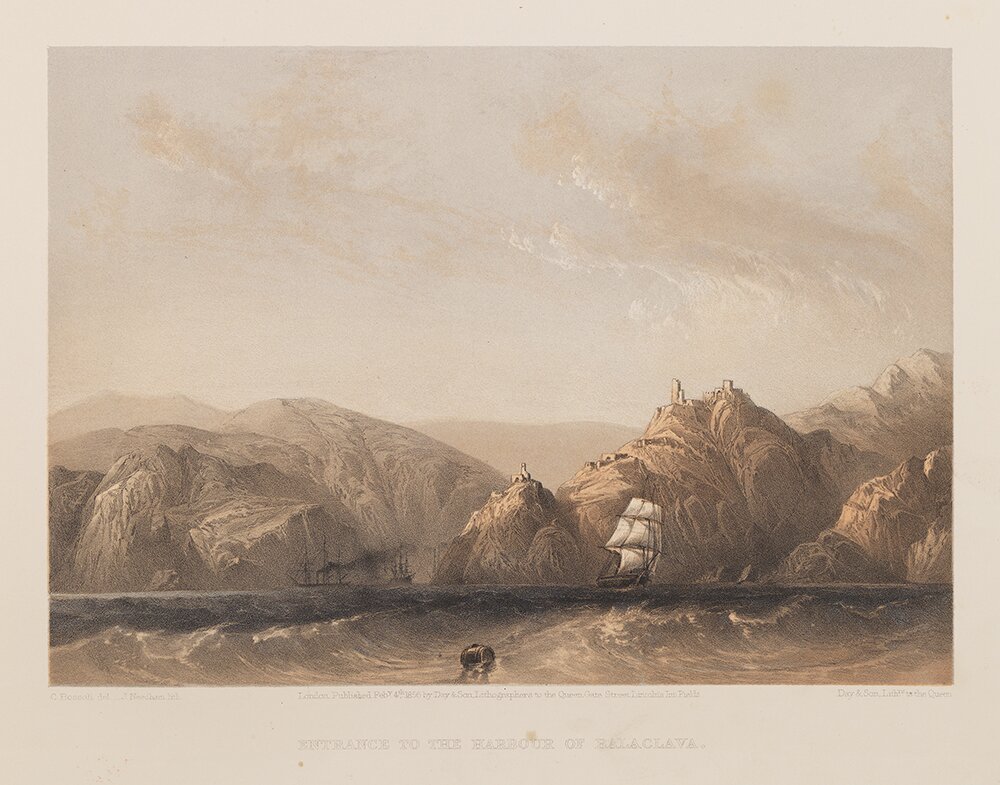 Obraz przedstawia pejzaż nadmorski. Z pełnego morza widać wejście do portu. Prowadzi ono między skałami i skalistymi wzgórzami. Z portu wypływa dwumasztowy żaglowiec. W oddali, przy skałach widać statki parowe.