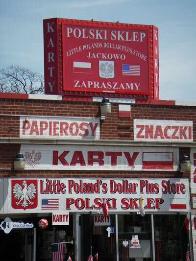Zdjęcie przedstawia sklep i napisy umieszczone nad jego wejściem: Polski Sklep Jackowo Zapraszamy. Papierosy, znaczki, karty. Polski sklep.