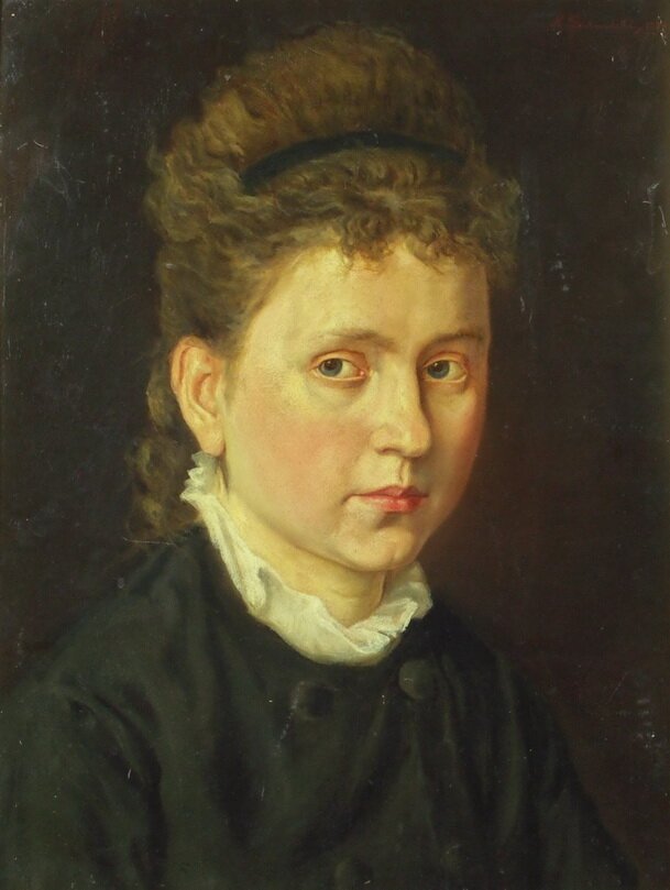 Obraz przedstawia portret kobiety w średnim wieku. Ma ciemne, lokowane włosy zaczesane do tyłu i spięte opaską. Ubrana jest w czarną sukienkę, spod której na szyi wystaje biały kołnierz.