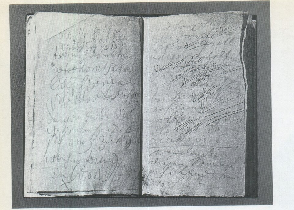 Ilustracja przedstawia skan zeszytów konwersacyjnych. Dwie strony otwartego zeszytu zapisane szarym niewyraźnym pismem, na nieco pomiętych kartach zeszytu.