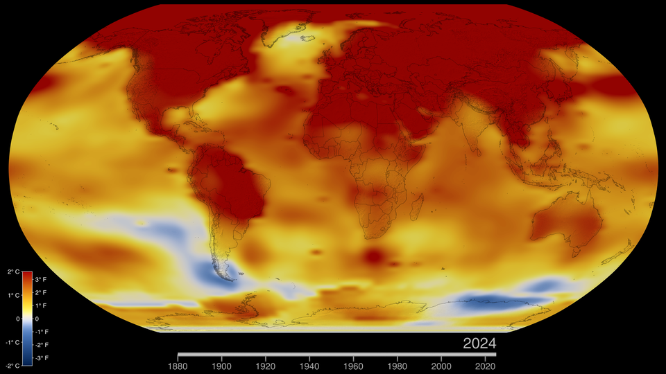 Ilustracja przedstawia globalną mapę świata z zaznaczeniem anomalii temperaturowych , czyli odchyleń temperatury w roku 2024 względem średnich wartości historycznych (z lat 1951–1980). Obraz ma kształt elipsoidalnej projekcji mapy świata. 
Większość lądów, zwłaszcza półkula północna, jest ciemnoczerwona, co oznacza silne ocieplenie. Dotyczy to szczególnie Kanady, Syberii, Europy, Bliskiego Wschodu i północnych części Azji.
Obszary oceaniczne w okolicach Antarktydy oraz południowy Pacyfik mają miejscami odcienie niebieskiego — tam temperatura lokalnie spadła.
Dolna część ilustracji zawiera pasek czasu (od 1880 do 2024 roku), pokazujący rosnący trend temperatur.
Po lewej stronie znajduje się pionowa legenda kolorów, przeliczona zarówno na stopnie Celsjusza, jak i Fahrenheita.