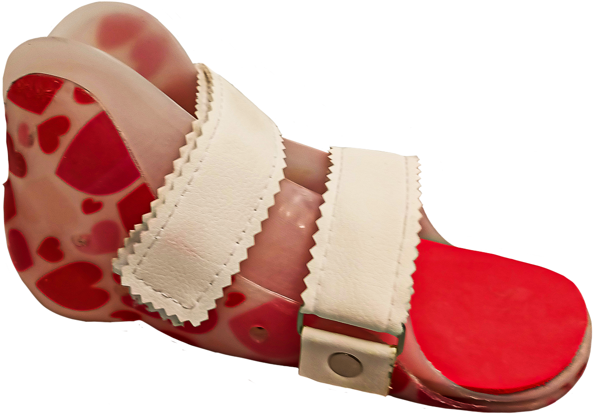 Zdjęcie ortezy DAFO. Wykonana z tworzywa orteza składa się z części podeszwowej oraz dwóch części obejmujących stopę w kostce, zapiętych skórzanym paskiem.
