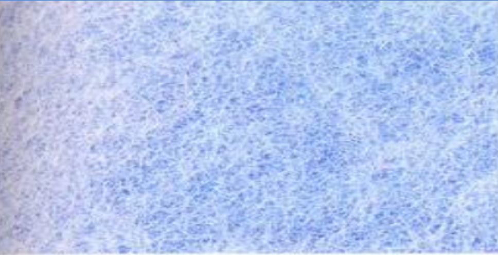 Na zdjęciu widać fragment jasnoniebieskiego materiału o włochatej strukturze.