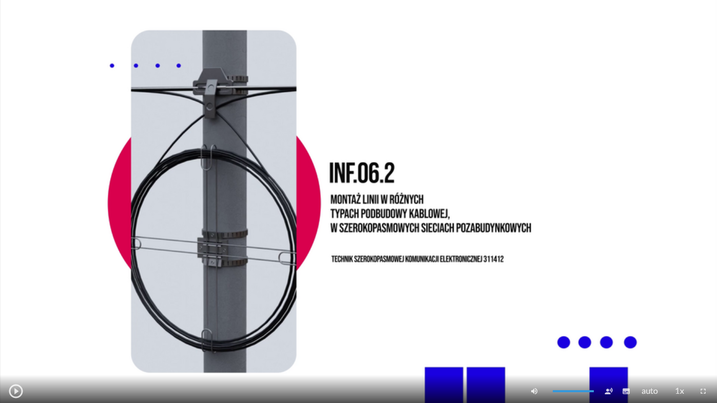 Ilustracja przedstawia ekran startowy filmu. Na środku ekranu znajduje się prostokątna plansza z tytułem filmu: Montaż kabli dla pozabudynkowych sieci szerokopasmowych z wykorzystaniem różnego typu podbudowy kablowej. Na dole znajduje się pasek odtwarzania składający się z elementów omówionych poniżej.