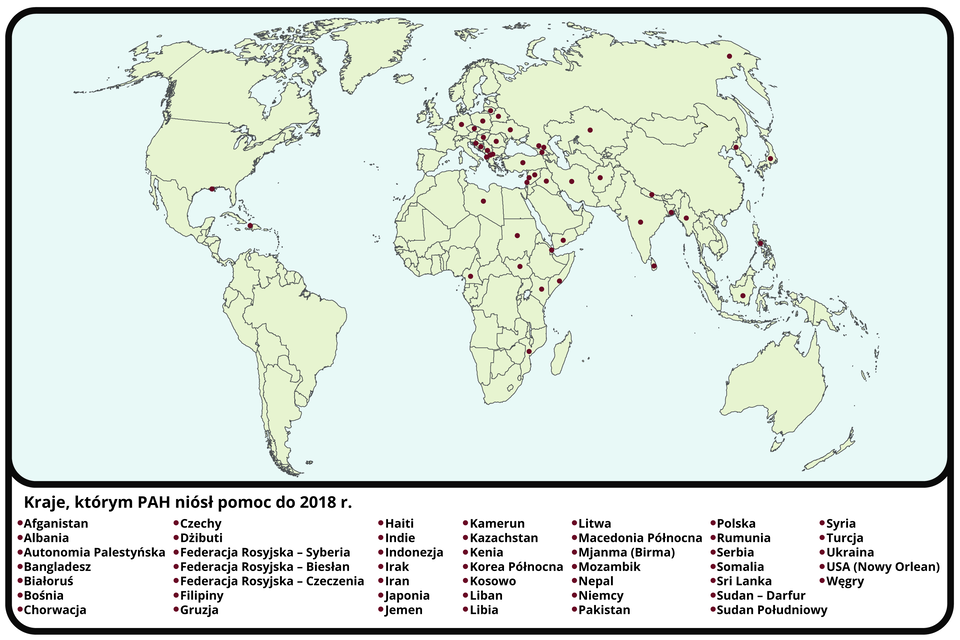 Na mapie zaznaczono miejsca działań Polskiej Akcji Humanitarnej do 2018 roku. Kraje, którym PAH niósł pomoc do 2018 roku, to: Afganistan, Albania, Autonomia Palestyńska, Bangladesz, Białoruś, Bośnia, Chorwacja, Czechy, Dżibuti, Federacja Rosyjska - Syberia, Federacja Rosyjska - Biesłan, Federacja Rosyjska - Czeczenia, Filipiny, Gruzja, Haiti, Indie, Indonezja, Irak, Iran, Japonia, Jemen, Kamerun, Kazachstan, Kenia, Korea Północna, Kosowo, Liban, Libia, Litwa, Macedonia Północna, Mjanma Birma, Mozambik, Nepal, Niemcy, Pakistan, Polska, Rumunia, Serbia, Somalia, Sri Lanka, Sudan Darfur, Sudan Południowy, Syria, Turcja, Ukraina, Stany Zjednoczone Nowy Orlean, Węgry. 