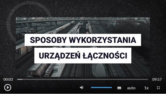 Zrzut ekranu przedstawia klatkę z filmu instruktażowego, na której widoczny jest tytuł sposoby wykorzystania urządzeń łączności. W dolnej części ekranu znajdują się przyciski. Od lewej. Przycisk odtwórz, wstrzymaj. Następnie przycisk włączania i wyłączania dźwięku, pasek głośności, ścieżka alternatywna z audiodeskrypcją, napisy, jakość odtwarzania, prędkość odtwarzania, tryb pełnoekranowy.