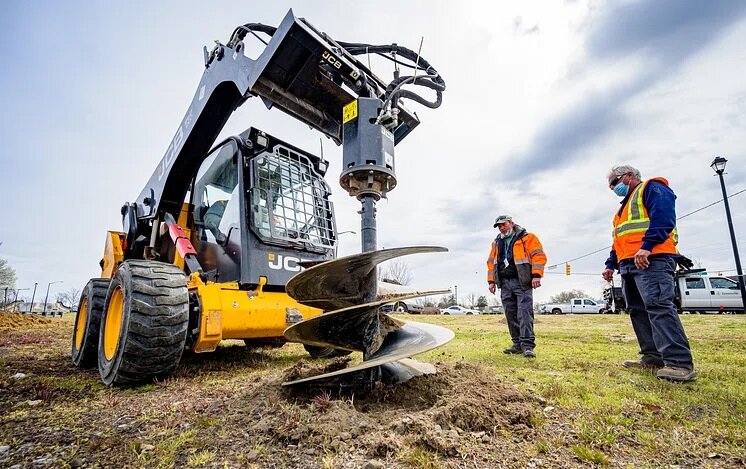 Na zdjęciu widoczna jest wiertnica. Jest to urządzenie przymocowane do koparki. Zbudowana jest ze świdra z okrągłymi tarczami. Wiertnica wbija się w ziemię i tworzy otwory.