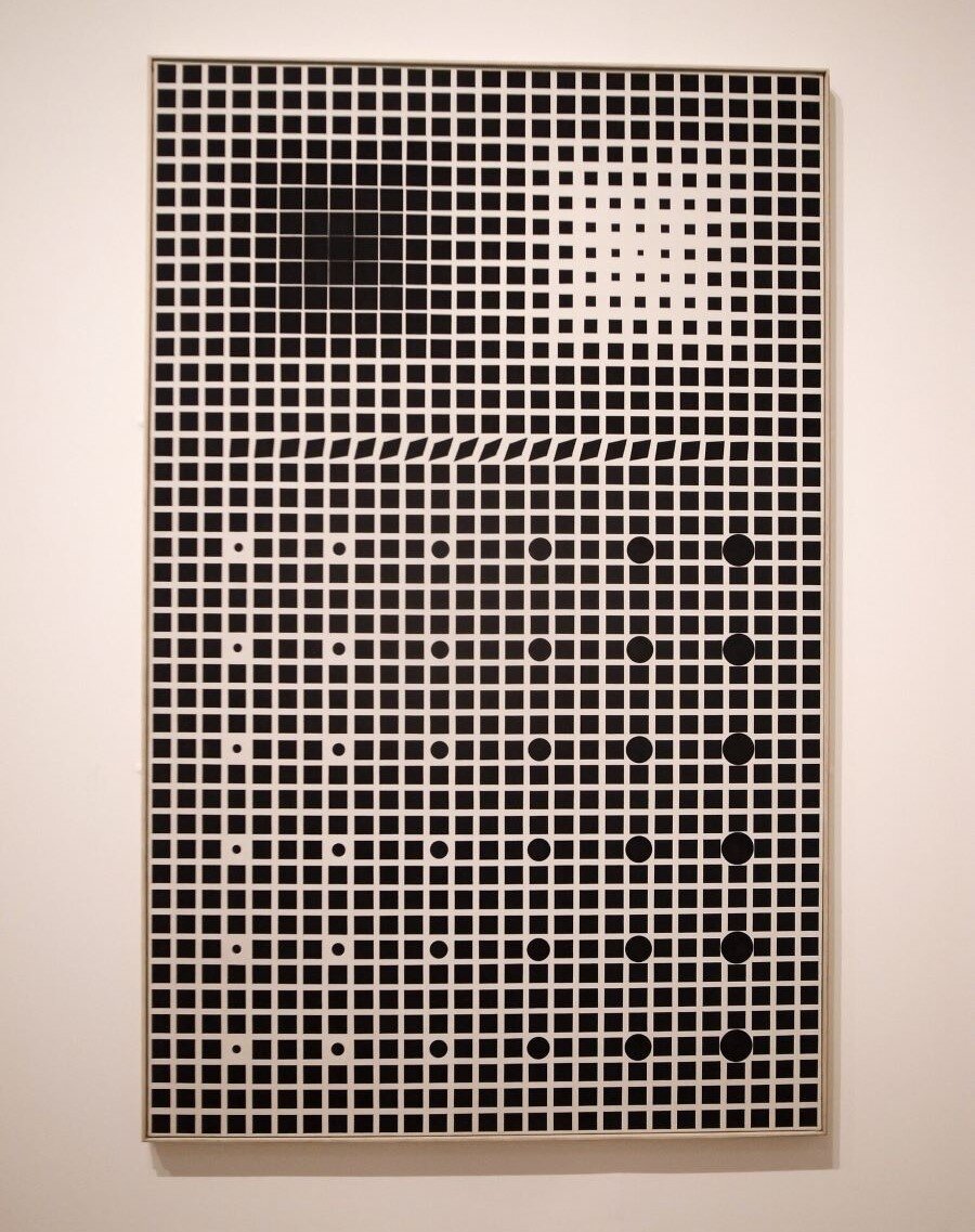 Ilustracja interaktywna przedstawia dzieło Victora Vasarely „Supernowa”. Obraz ukazuje czarne tło podzielone białymi liniami na setki malutkich kwadratów. Jest to kratownica. W miejscach niektórych kwadratów artysta umieścił koła białe i czarne, mniejsze i większe. W niektórych miejscach białe linie są cieńsze lub grubsze. Całość tworzy złudzenie optyczne. Artysta zestawił ze sobą silnie kontrastujące elementy na planie kratownicy. Uzyskał efekt iluzji pojawiania się ciemnych punktów w miejscach przecięcia białych linii.