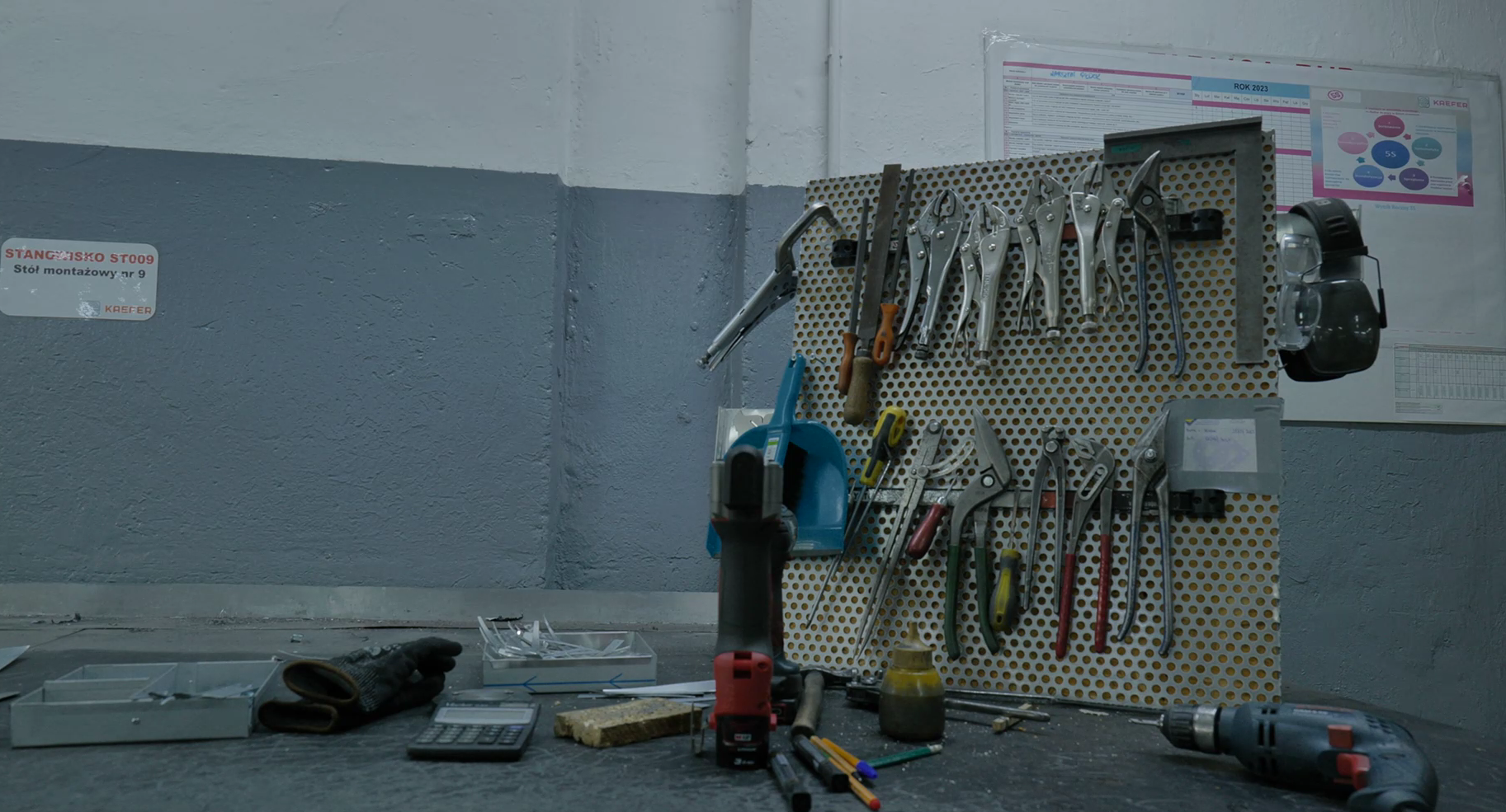 Zdjęcie przedstawia przykładowe narzędzia pomocne podczas montażu izolacji. Część narzędzi znajduje się na podłodze, pozostałe są zawieszone na specjalnym stojaku. Widoczne są różne rodzaje obcęgów, wkrętarka, rękawiczki robocze, kalkulator, przyrządy do pisania, słuchawki ochronne, śróbokręty itd.

Opis prezentowanych na zdjęciu obrazów jest załączony w treści e‑booka.