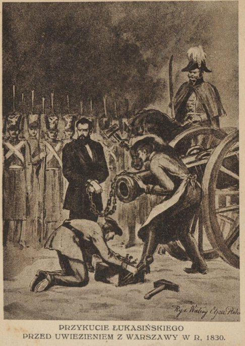 Zdjęcie przedstawia zakuwanie w łańcuchy młodego mężczyzny. Dwóch mężczyzn zakuwa mu ręce i nogi. Scenie przygląda się oddział wojskowy i jego dowódca siedzący na koniu.