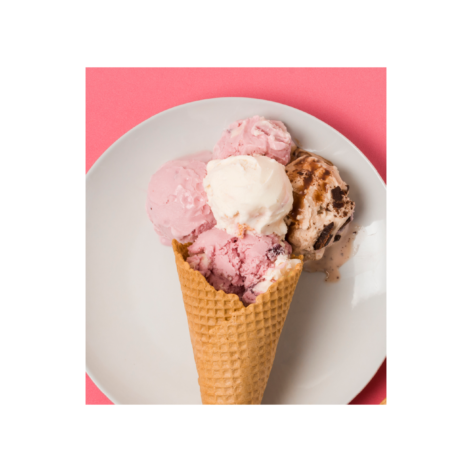 Zdjęcie przedstawia kilka gałek lodów w wafelku położonych na talerzu. 