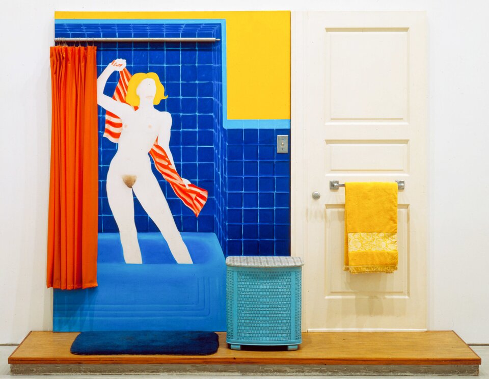 Ilustracja przedstawia dzieło Toma Wesselmanna, na którym przedstawiona jest naga kobieta w brodziku, wycierająca ciało pod prysznicem z czerwoną zasłoną. Obok, po lewej, znajduje się niebieski stolik. Dalej białe drzwi z przewieszonym żółtym ręcznikiem. 