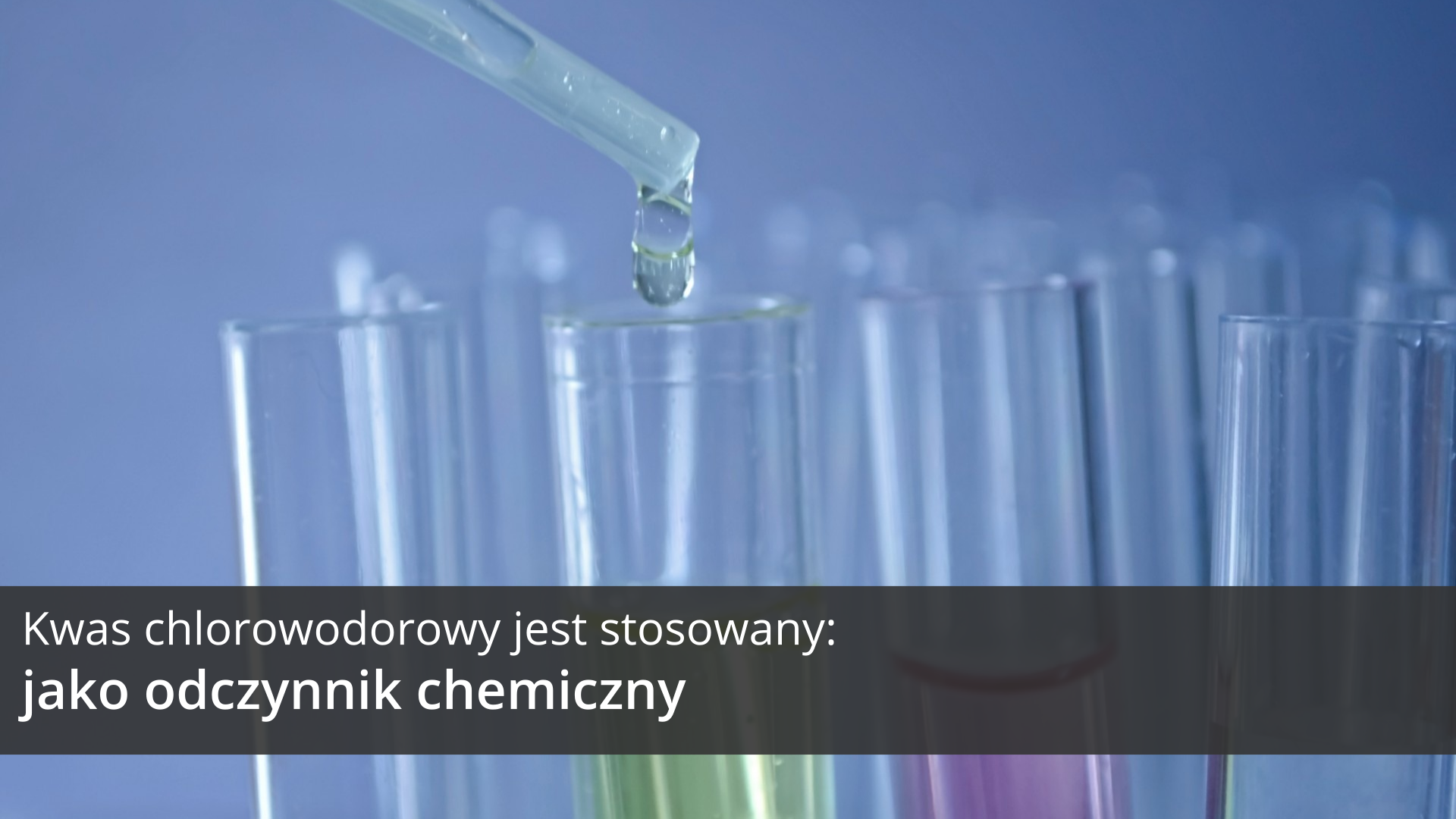 Pierwsza ilustracja galerii przedstawia zbliżenie na probówki stojące obok siebie w kilku rzędach, jedna obok drugiej. Dwie z czterech probówek na pierwszym planie zawierają ciecze: zieloną po lewej stronie oraz fioletową po prawej. Do probówki z zieloną cieczą wkraplany jest z pipety przezroczysty płyn. Na tle obrazka, w dolnej części ilustracji, znajduje się ciemnoszary pasek, na którym umieszczono jasny napis: Kwas chlorowodorowy jest stosowany jako odczynnik chemiczny.