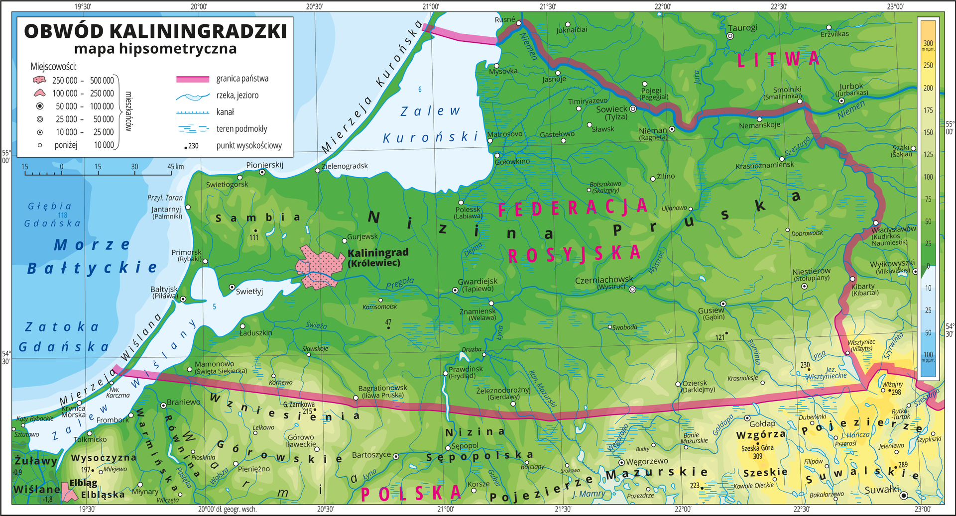 Ilustracja przedstawia mapę hipsometryczną Obwodu Kaliningradzkiego. W obrębie lądów występują obszary w kolorze zielonym na północy i żółtym na południu. W lewym górnym rogu mapy Morze Bałtycki, Zatoka Gdańska, Zalew Wiślany i Zalew Kuroński zaznaczono kolorem niebieskim i opisano. Na mapie opisano nazwy mierzei i wzgórz, wzniesień, nizin, pojezierzy, jezior i rzek. Oznaczono i opisano główne miasta. Oznaczono czarnymi kropkami i opisano punkty wysokościowe. Różową wstążką przedstawiono granice państw. Kolorem czerwonym opisano państwa sąsiadujące z Obwodem Kaliningradzkim. Mapa pokryta jest równoleżnikami i południkami. Dookoła mapy w białej ramce opisano współrzędne geograficzne co pół stopnia. W legendzie umieszczono i opisano znaki użyte na mapie.