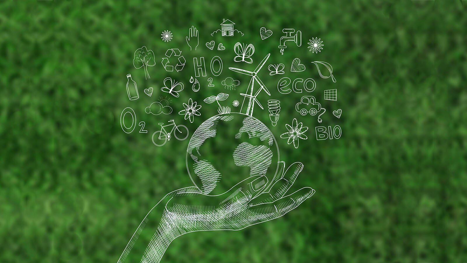 Ilustracja została naszkicowana na tle trawy i przedstawia dłoń trzymającą kulę ziemską, wokół której widoczne są rysunki. Jest wiatrak, rower, kran, samochód elektryczny, żarówka, motylki, serca, listek i dom. 