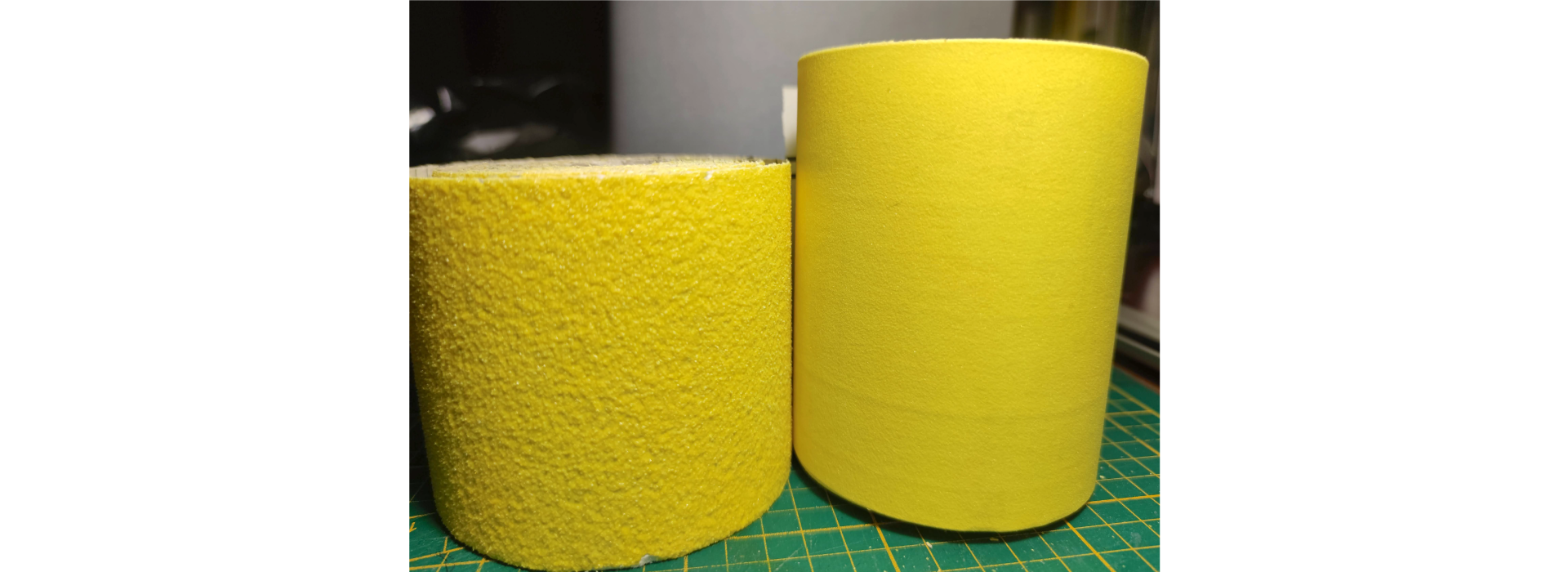 Zdjęcie 19. Po lewej papier ścierny o granulacji P40, po prawej papier ścierny o granulacji P180.