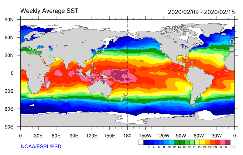 Mapa świata ilustruje średnią temperaturę wód oceanicznych w lutym 2020 r. Kontynenty zaznaczone są kolorem szarym, a morza i oceany oznaczone są różnymi kolorami, które symbolizują temperaturę wody w danym miejscu. Kolor biały to temperatura poniżej 0 stopni Celsjusza, kolor granatowy od 0 do 2 stopni Celsjusza, kolor niebieski w różnych odcieniach od najciemniejszego do najjaśniejszego symbolizuje temperaturę od 2 do 12 stopni Celsjusza, kolor zielony od najciemniejszego do najjaśniejszego symbolizuje temperaturę od 12 do 20 stopni Celsjusza, kolor żółty od najjaśniejszego do ciemniejszego temperaturę od 20 do 24 stopni Celsjusza, kolor pomarańczowy od 24 do 26 stopni Celsjusza, czerwony w dwóch odcieniach od 26 do 29 stopni Celsjusza a różowy w dwóch odcieniach od 29 do więcej niż 30 stopni Celsjusza. Kolor różowy występuje na niewielkim obszarze nad Australią i Oceanią, kolor czerwony wzdłuż równika, powyżej i poniżej kolor pomarańczowy, dalej żółty, zielony, jasnoniebieski, granatowy, a w okolicach biegunów biały. 