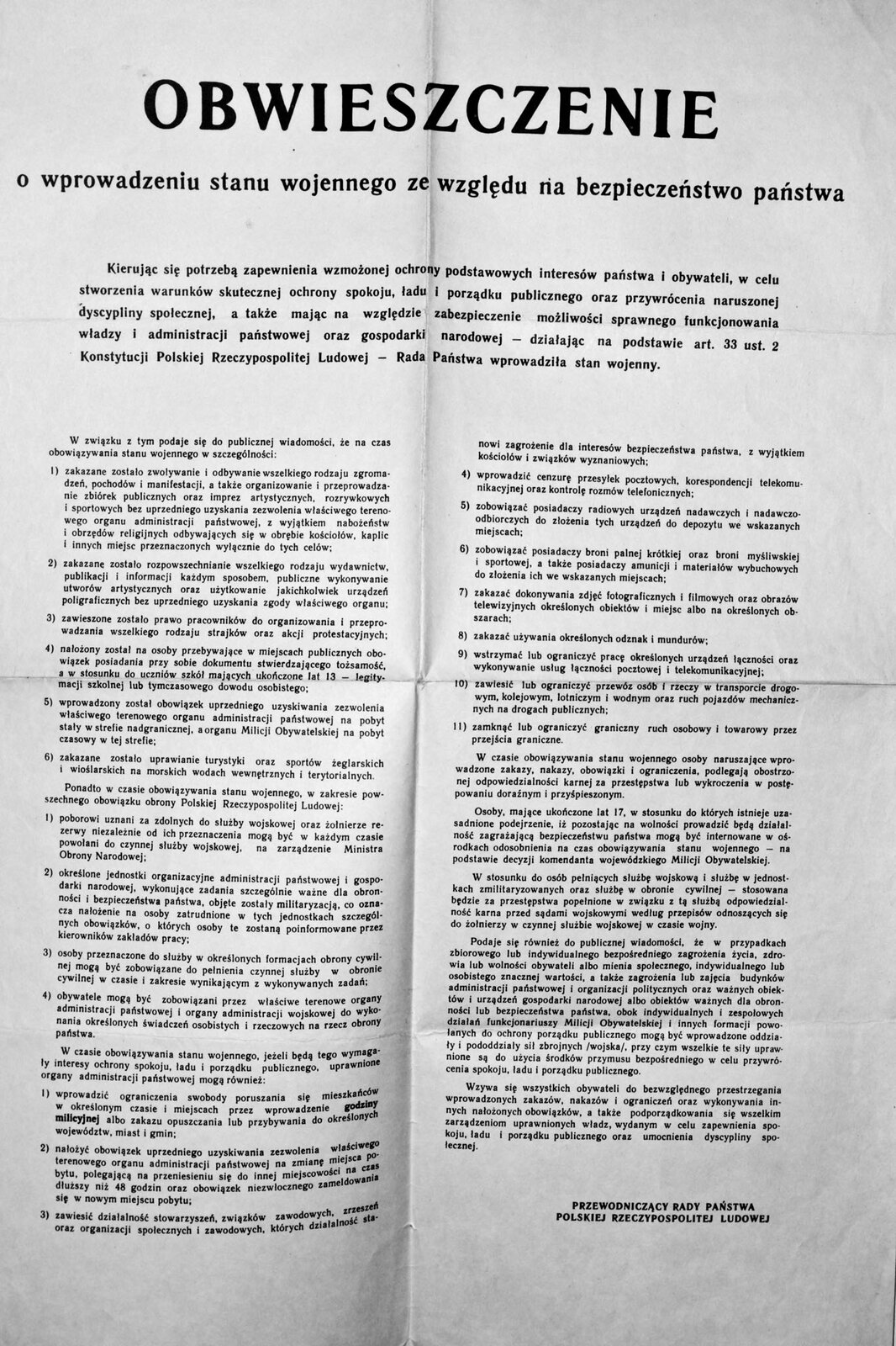 Kliknij, aby powiększyć Na zdjęciu obwieszczenie Rady Państwa o wprowadzeniu stanu wojennego
