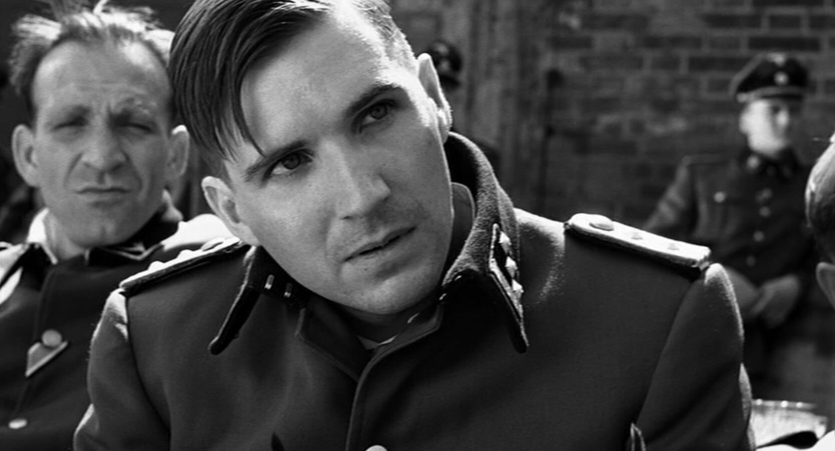 Zdjęcie przedstawia Gӧtha. Mężczyzna przygląda się czemuś z zaciekawieniem. Za jego plecami widać innych niemieckich żołnierzy.