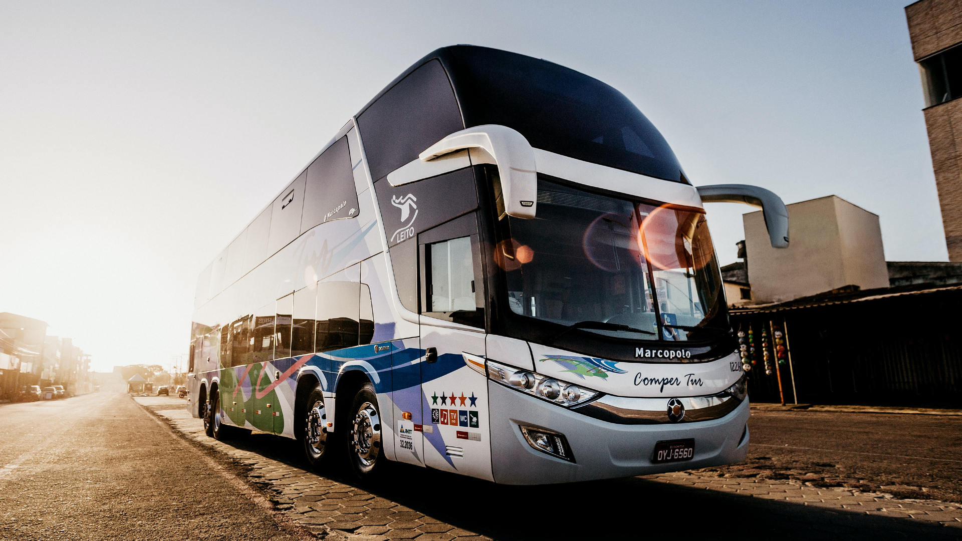 Zdjęcie przedstawia nowoczesny autobus turystyczny.