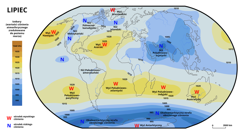 Plansza przedstawia mapę świata z rozkładem ciśnienia atmosferycznego w lipcu. W lewym górnym rogu napis – Lipiec. Poniżej legenda mapy z napisem - Izobary (wartości ciśnienia atmosferycznego zredukowane do poziomu morza). Pod nim znajduje się pionowy pasek z przypisanymi do konkretnych kolorów wartościami ciśnienia atmosferycznego w hektopaskalach. Pasek podzielony jest na dwanaście części, od wartości dziewięciuset dziewięćdziesięciu do tysiąca czterdziestu hektopaskali. Wartości na podziałce zmieniają się co pięć hektopaskali. Wartości od dziewięciuset dziewięćdziesięciu do tysiąca piętnastu hektopaskali przedstawione zostały odcieniami koloru niebieskiego – im niższa wartość ciśnienia, tym ciemniejszy kolor. Wartość dziewięciuset dziewięćdziesięciu ma przypisany kolor ciemnoniebieski, a wartość tysiąca piętnastu hektopaskali kolor biały z lekką domieszką błękitu. Wartości ciśnienia powyżej tysiąca piętnastu hektopaskali zostały zaprezentowane za pomocą odcieni koloru żółtego i brązowego. Dla wartości tysiąca dwudziestu hektopaskali jest to kolor jasnożółty, po czym kolory stopniowo ciemnieją, aż do koloru brązowego dla wartości tysiąca czterdziestu hektopaskali. Poniżej słupka, na dole legendy naniesiono wielką czerwoną literę W oznaczającą na mapie ośrodek wysokiego ciśnienia, oraz wielką niebieską literę N, którą na mapie oznaczono ośrodki niskiego ciśnienia. W prawym dolnym rogu planszy umieszczono poziomy odcinek wyznaczający odległość dwóch tysięcy kilometrów. Ciepłe kolory na mapie koncentrują się wokół ośrodków wysokiego ciśnienia, chłodne barwy skupiają się wokół ośrodków niskiego ciśnienia. Poszczególne ośrodki zostały oznaczone odpowiednimi literami, a obok liter naniesiono ich nazwy. Na półkuli północnej oznaczono trzy ośrodki wysokiego ciśnienia. Poczynając od zachodu, są to: Wyż Hawajski; Wyż Azorski, zlokalizowany na środku Atlantyku, na szerokości geograficznej zbliżonej do Florydy oraz Wyż Grenlandzki w zachodniej części wyspy. Wartość ciśnienia atmosferycznego dwóch pierwszych ośrodków oznaczona została kolorem żółtym i wynosi tysiąc dwadzieścia pięć hektopaskali. Wyż Hawajski koncentrycznie rozciąga się, na północy jego zasięg obejmuje południe Alaski, a na wschodzie zachodnie wybrzeże Ameryki Północnej do szerokości geograficznej zbliżonej do południowej części Półwyspu Kalifornijskiego. Wyż Azorski rozpościera się od Zatoki Meksykańskiej i Morza Karaibskiego na zachodzie po północno‑zachodnie wybrzeże Afryki i półwysep Iberyjski oraz zachodnią część Morza Śródziemnego. Pomiędzy opisanymi wyżami wyszczególniono na mapie cztery ośrodki niskiego ciśnienia. Najbardziej wysunięty na zachód i jednocześnie na południe leży na długości geograficznej zbliżonej do Półwyspu Kalifornijskiego i szerokości odpowiadającej Morzu Karaibskiemu. Idąc na północ, wyszczególniono kolejny ośrodek niżowy, czyli Niż Meksykański, zajmujący podłużny pas zachodniego wybrzeża Ameryki Północnej od Półwyspu Kalifornijskiego na południu, po Góry Nadbrzeżne w północnej części. Kolejnym niżem jest Niż Północnokanadyjski, rozpościerający się od rejonu Wielkiego Jeziora Niewolniczego i idący na wschód w kierunku południa Islandii, gdzie łączy się z Niżem Islandzkim. Na północy sięga rejonu Wysp Królowej Elżbiety, na południu obejmuje Półwysep Labrador. Wartość ciśnienia w opisanych ośrodkach niżowych to tysiąc sto hektopaskali. Jedynym wyszczególnionym ośrodkiem we wschodniej części półkuli północnej jest Niż Południowoazjatycki. Jego centrum o średnicy niespełna tysiąca kilometrów mieści się na w północnej części Morza Arabskiego, na zachód od Niziny Indusu. Wartość ciśnienia wynosi tam dziewięćset dziewięćdziesiąt pięć hektopaskali. Następnym polem jest leżący wokół obszar od Półwyspu Arabskiego do wschodniej części Półwyspu Indyjskiego o wartości ciśnienia tysiąca hektopaskali. Kolejnym jest obszar od Morza Czerwonego aż do wschodniego wybrzeża Azji. Ostatnim wyznaczonym polem jest pole od południa Sahary do Borneo na południu i północno‑wschodniej Azji na północy. Na półkuli południowej na szerokości geograficznej zbliżonej do Zwrotnika Koziorożca wyróżniono cztery ośrodki wysokiego ciśnienia. Od zachodu są to – Wyż Południowopacyficzny (którego centrum położone jest około trzech tysięcy kilometrów od zachodniego wybrzeża Ameryki Południowej); Wyż Południowoatlantycki (zaczynający się na wschodnim wybrzeżu Ameryki i ciągnący się dalej na wschód, gdzie łączy się z Wyżem Południowoindyjskim na wschód od Madagaskaru) oraz Wyż Australijski (położony w południowej części Kontynentu). Wartości ciśnienia w opisanych wyżach wynoszą tysiąc dwadzieścia hektopaskali. Na południe od nich, a zatem na południe od wybrzeży Ameryki, Afryki i Australii, wartości ciśnienia spadają i oznaczone zostały na mapie odcieniami niebieskiego. W odległości około dwóch tysięcy kilometrów na zachód od Antarktydy mieści się pierwsza okołoantarktyczna strefa obniżonego ciśnienia, a na północnym wschodzie Antarktydy druga. W strefach tych wartości ciśnienia sięgają dziewięciuset osiemdziesięciu pięciu hektopaskali. W okolicy dookoła bieguna oznaczono na mapie Wyż Antarktyczny, wartość ciśnienia to dziewięćset dziewięćdziesiąt pięć hektopaskali.
