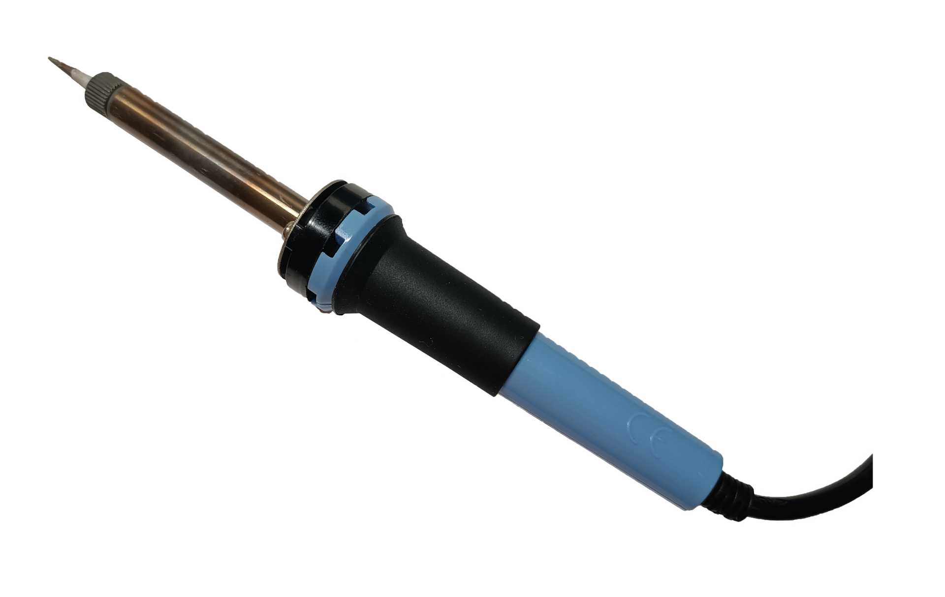 Zdjęcie przedstawia lutownicę kolbową. Urządzenie składa się z rękojeści z tworzywa sztucznego oraz z metalowej, ostro zakończonej głowicy lutującej.