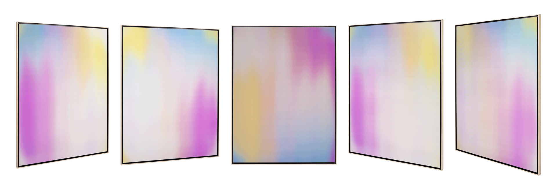 Ilustracja przedstawia obraz z pięciu stron - jeden z widoku centralnego oraz po dwa widoki z lewej strony i z prawej strony. Dzieło sztuki jest prostokątne, posiada ramkę, której zewnętrzna linia jest beżowa, a wewnętrzna – czarna. W środku widoczne są duże, nieregularne plamy kolorów płynnie przechodzących w siebie nawzajem, tworzących jasne tło. Dominuje kolor różowy oraz żółty, ale widoczne są także niebieski oraz szary. Ilustracja obraca się, zmieniając kolory. Ilustracja prezentuje różny odbiór obrazu - pod innym kątem jego barwy się zmieniają.