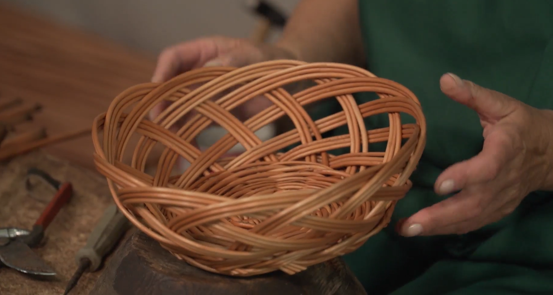 Zdjęcie przedstawia koszyk, którego boki wykonane są splotem osnowowym. Opis splotu znajduje się w treści powyżej.
