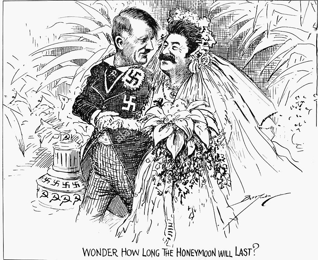 Ilustracja przedstawia Adolfa Hitlera i Józefa Stalina jako parę małżeńską. Hitler ma mundur ze swastyką oraz sierpem i młotem, a Stalin ubrany w białą suknię ślubną. Na szyi ma małe swastyki, a jako kolczyki sierp i młot.