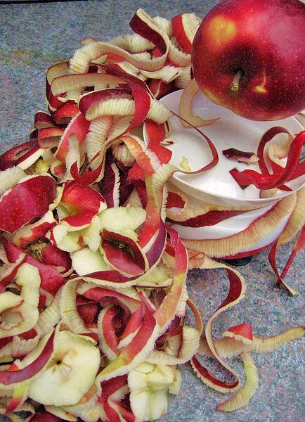 Obierki po jabłkach Obierki po jabłkach Źródło: Jason Popesku, licencja: CC BY 2.0.