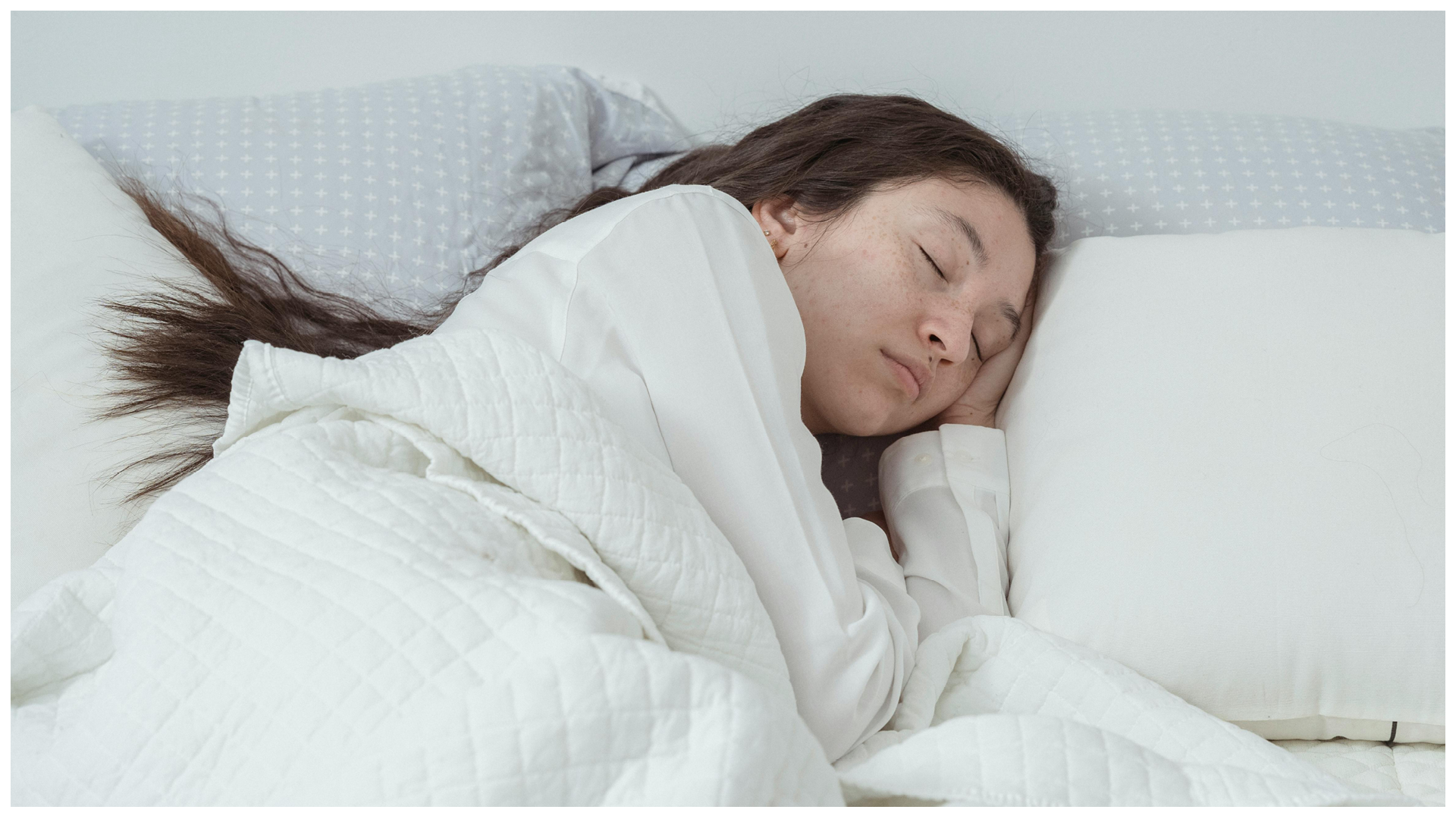 Ilustracja przedstawia dziewczynę śpiącą w pościeli.