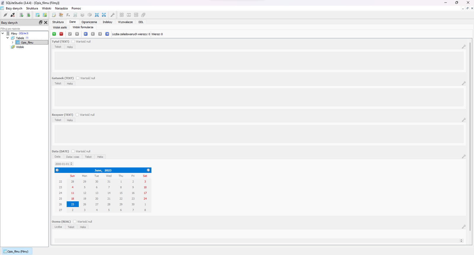 Na zdjęciu przedstawiono zrzut ekranu przedstawiający zakładkę dane w programie SQL lite Studio.W górnej części okna aplikacji widoczny jest pasek narzędzi z następującymi opcjami: bazy danych, struktur, widoki, narzędzia, pomoc. Poniżej paska narzędzi znajdują się ikony. Ikony przedstawiają w kolejności: zapięte wtyczki, rozpięte wtyczki, serwer z zielonym znakiem plus, serwer z dwoma zielonymi strzałkami, bazę danych ze znakiem plus, bazę danych ze znakiem plus i błyskawicą, kartkę papieru z ołówkiem, serwer z dłonią trzymającą kartkę, Fx, kartka z dwoma nawiasami ostrymi skierowanymi na zewnątrz, element z literami AZ, klocek dwa na dwa, cztery strzałki w układzie kwadratu skierowane do wewnątrz, cztery strzałki w układzie kwadratu skierowane na zewnątrz, klucz, cztery kwadraty w układzie kwadratu, dwa podłużne pionowe prostokąty obok siebie, dwa podłużne poziome prostokąty obok siebie, trzy okna ustawione jedno za drugim. Poniżej aplikacja podzielona jest na dwa obszary. Małe okno po lewej stronie ma tytuł: Bazy danych. Obok tytułu znajduje się znak powiększenia okna oraz zamknięcia. Poniżej znajduje się pole wyszukiwania. Na polu widoczny jest napis: filtruj po nazwie. W głównej części okna widoczna jest struktura bazy danych o nazwie: film. Struktura jest w formie drzewa. Kolejne poziomy to: table, opis filmu, widoki. Opcja opis filmu jest podświetlona.W prawej części okna znajduje się właściwy obszar roboczy. Na górze obszaru widoczne są zakładki: struktura, dane, ograniczenia, indeksy, wyzwalacze, DOL. Niżej umieszczone są napisy: widok siatki, widok formularza. Pod napisami znajdują się przyciski w formie ikon.. Ikony przedstawiają: zielony kwadrat z białym znakiem plus w środku, czerwony kwadrat z białym znakiem minus, szary kwadrat z symbolem ptaszka, szary kwadrat z symbolem krzyżyka, niebieski kwadrat ze strzałką skierowaną w lewą stronę, która jest styczna do pionowej prostej, szary kwadrat ze strzałką skierowaną w lewą stronę, niebieski kwadrat ze strzałką skierowaną w prawą stronę, która jest styczna do pionowej prostej, szary kwadrat ze strzałką skierowaną w prawą stronę, napis: liczba załadowanych wierszy: zero, wiersz: zero. Pod ikonami znajduje się pole robocze na którym wyświetlana jest baza danych. Na polu wyświetlane są typy pól kluczy.W polu tytuł text znajduje się pole wyboru null. Pole nie jest zaznaczone. Poniżej widoczne są napisy: tekst, heks.W polu: Gatunek text znajduje się pole wyboru null. Pole nie jest zaznaczone. Poniżej widoczne są napisy: tekst, heks.W polu: Reżyser text znajduje się pole wyboru null. Pole nie jest zaznaczone. Poniżej widoczne są napisy: tekst, heks.W polu data Date znajduje się pole wyboru null. Pole nie jest zaznaczone. Poniżej widoczne są napisy: data, data i czas, tekst, heks oraz kalendarz z wyborem daty. W polu ocena real znajduje się pole wyboru null. Pole nie jest zaznaczone. Poniżej widoczne są napisy: liczba, tekst, heks.