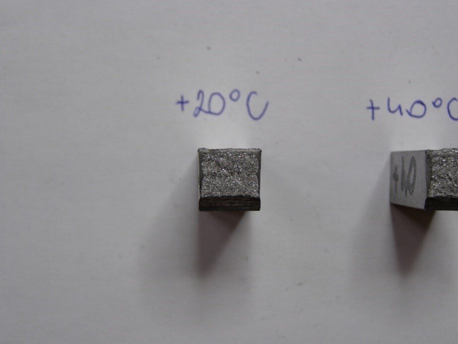 Przełom próbki udarnościowej badanej w temperaturze +20°C