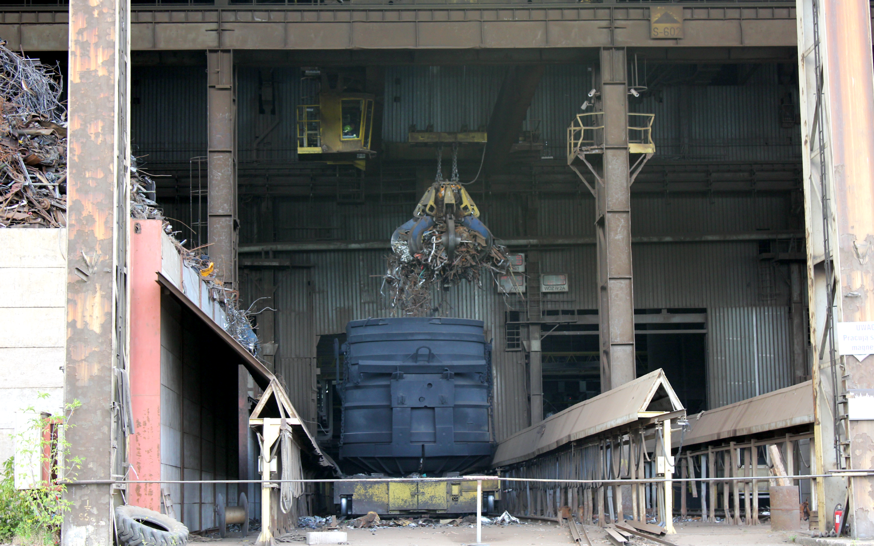 Załadunek kosza wsadowego