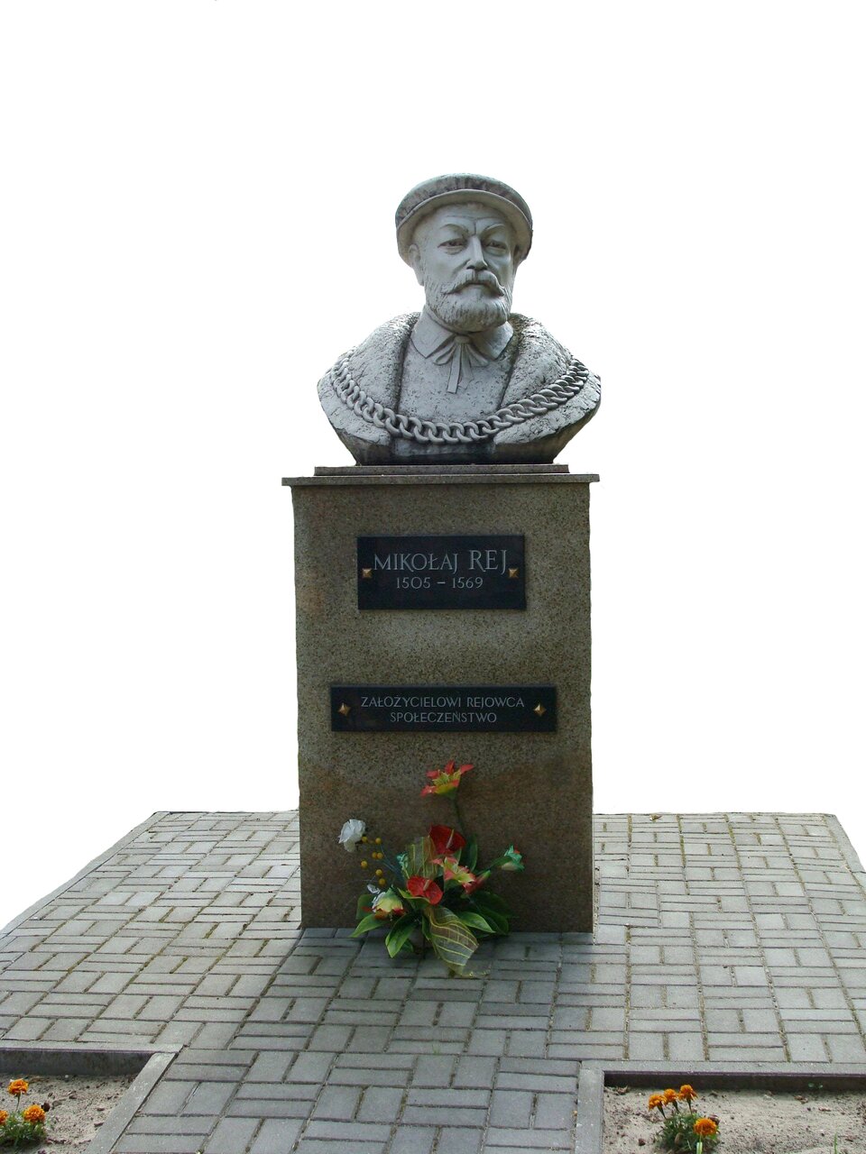 Na marmurowym piedestale umieszczone jest popiersie Mikołaja Reja. To mężczyzna sześćdziesięcioletni. Nosi brodę i sumiaste wąsy. Na głowie ma płaski kapelusz. Koszula z kołnierzykiem jest zawiązana pod szyją wąską tasiemką. Na ramionach ma szeroki kołnierz z futra (szubę), na którym nałożony jest gruby łańcuch, który okala ramiona poety. Jego twarz jest spokojna, patrzy z lekkim uśmiechem przed siebie. Na czarnej tablicy przymocowanej do kolumny widnieje napis wielkimi literami: Mikołaj Rej, poniżej data śmierci i urodzenia: 1505‑1569. Nieco niżej na czarnej, prostokątnej tablicy znajduje się napis: Założycielowi Rejowca społeczeństwo.