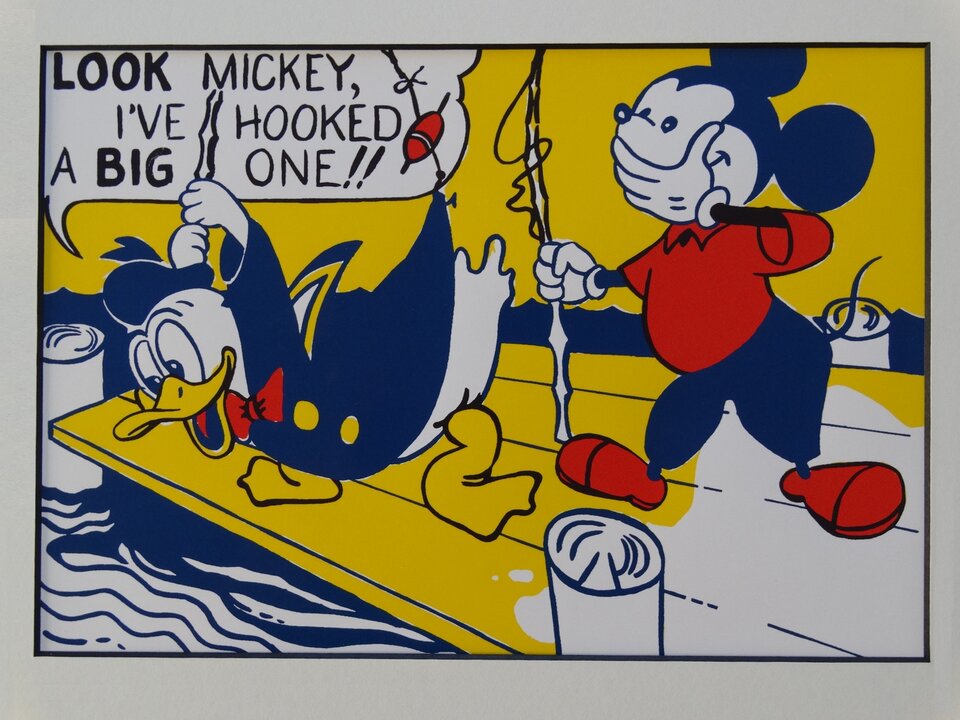 Obraz autorstwa Roya Lichtensteina pod tytułem: „Look Mickey”. Na białym obrazie w czarnej ramce zostały przedstawione dwie postacie z kreskówki. Po prawej stronie ilustracji znajduje się stojąca na żółtej powierzchni Myszka Miki, która lewą ręką łapie się za twarz, a w prawej ręce trzyma wędkę, która została zahaczona o tylną część Kaczora Donalda stojącego po jej prawej stronie. Myszka Miki ubrana jest w czerwoną koszulkę z niebieskimi spodniami i czerwonymi butami. Donald ma na sobie niebieskie wdzianko z dwoma, żółtymi guzikami i pod szyją czerwoną muchą. Na głowie ma niebieski kapelusz. Jego stopy zlewają się z kolorem żółtej powierzchni, na której stoją. W lewym górnym rogu ilustracji znajduje się czarny napis na białym tle pod tytułem: „LOOK MICKEY, I’VE HOOKED A BIG ONE!!”.
