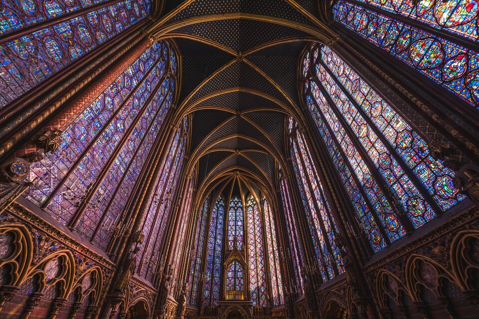 Na zdjęciu sklepienie krzyżowe kaplicy — czarne w złote gwiazdy. Oprócz sklepienia są także wysokie okna, które zdobią kolorowe witraże. Witraże przedstawiają sceny ze Starego i Nowego Testamentu. Na kolumnach rozdzielających witraże umieszczono posągi apostołów.