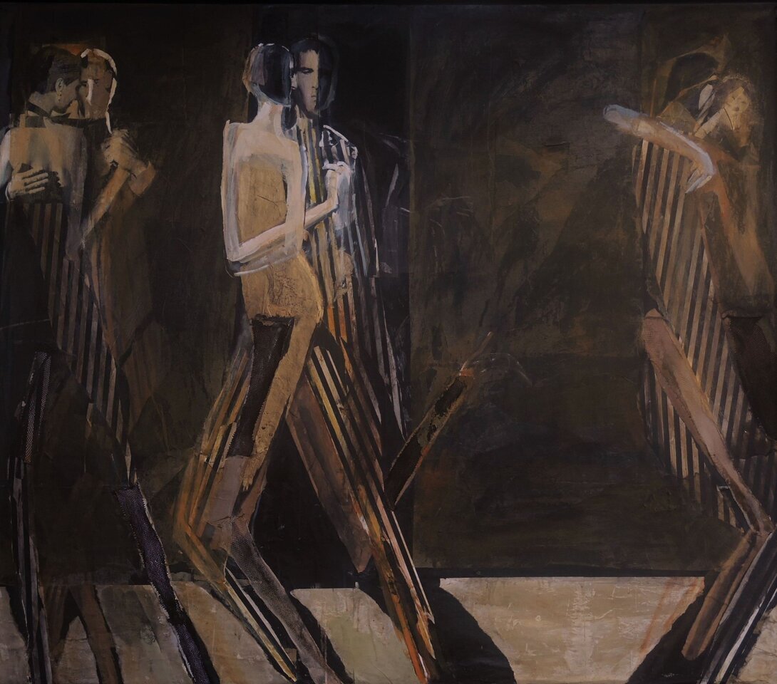 Ilustracja przedstawia pracę Justyny Grzebieniowskiej‑Wolskiej zatytułowaną „Jorge”. Ukazuje trzy tańczące pary. Pierwsza od lewej przedstawia zespolonych kobietę i mężczyznę, który został zasłonięty przez partnerkę i dokładniej widać jedynie jego twarz i jeden bok. Druga ukazuje dokładniej twarz mężczyzny, kobieta jest mniej rozpoznawalna. W trzeciej para wykonuje skomplikowaną taneczną figurę. Postacie i tło są ciemne, dominują w nich brązy i czernie. Jedynie ciała są rozjaśnione. Do wykonania pracy techniką kolażu artystka wykorzystała m.in. takie materiały, jak: czarny papier, zdjęcia, fizelinę.