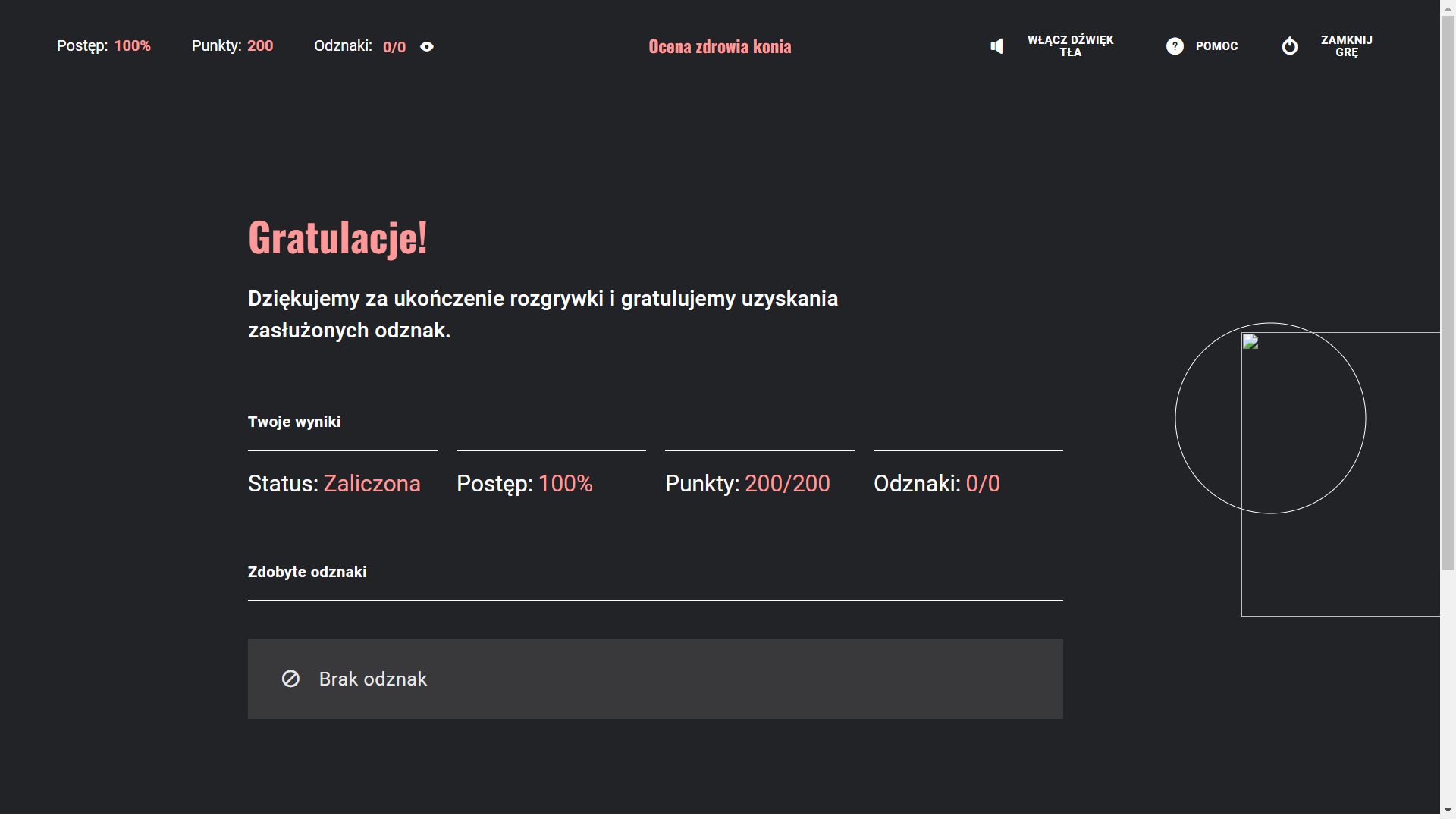 Grafika przedstawia widok ekranu z punktacją. Jest to czarna plansza z umieszczonym na górze nagłówkiem: Gratulację. Udało się. Pod nim znajdują się uzyskane wyniki, czyli informacje o statusie (zaliczony lub niezaliczony), postęp w procentach, punkty oraz zdobyte odznaki. 

