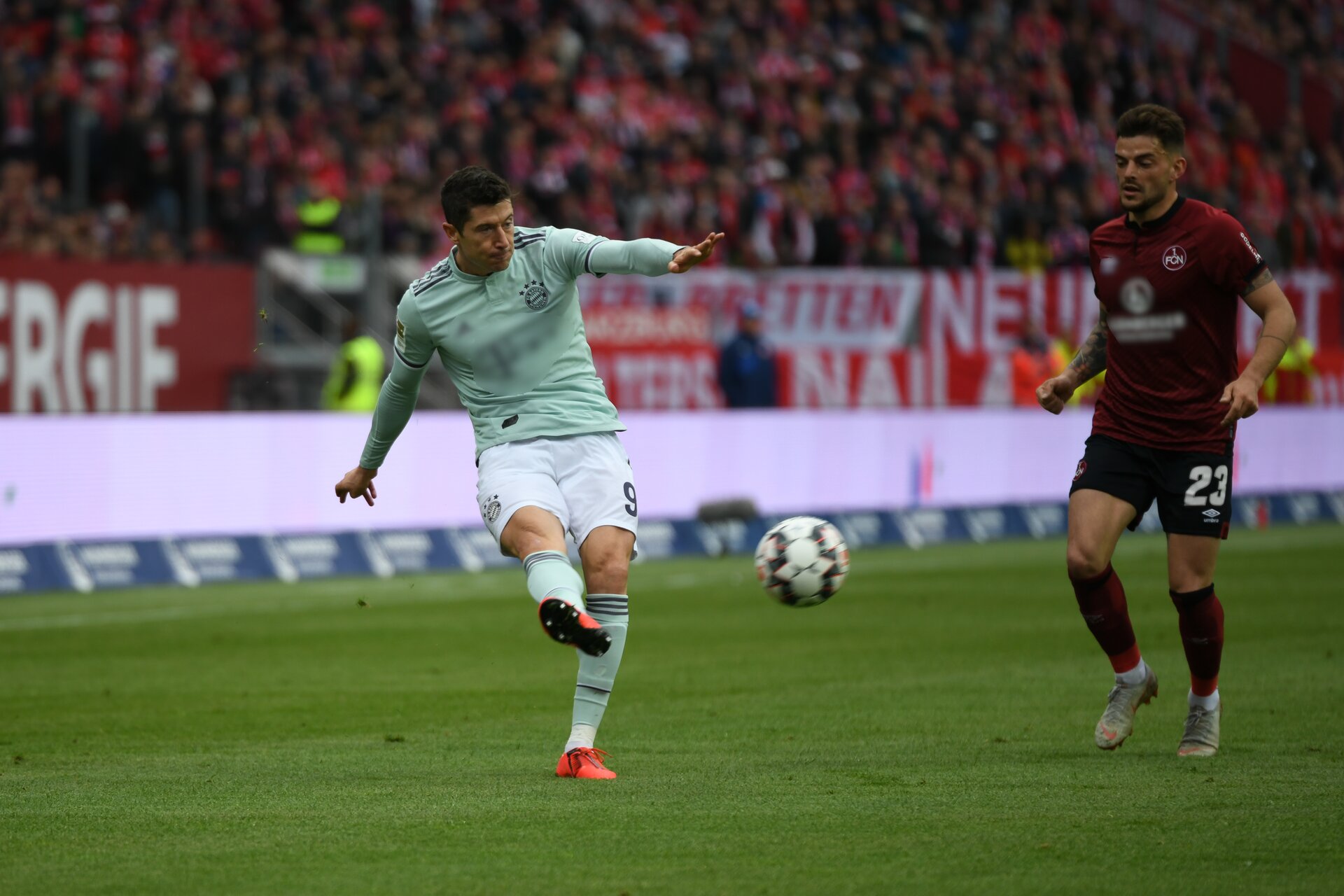 Fotografia przedstawia Roberta Lewandowskiego na boisku w trakcie meczu