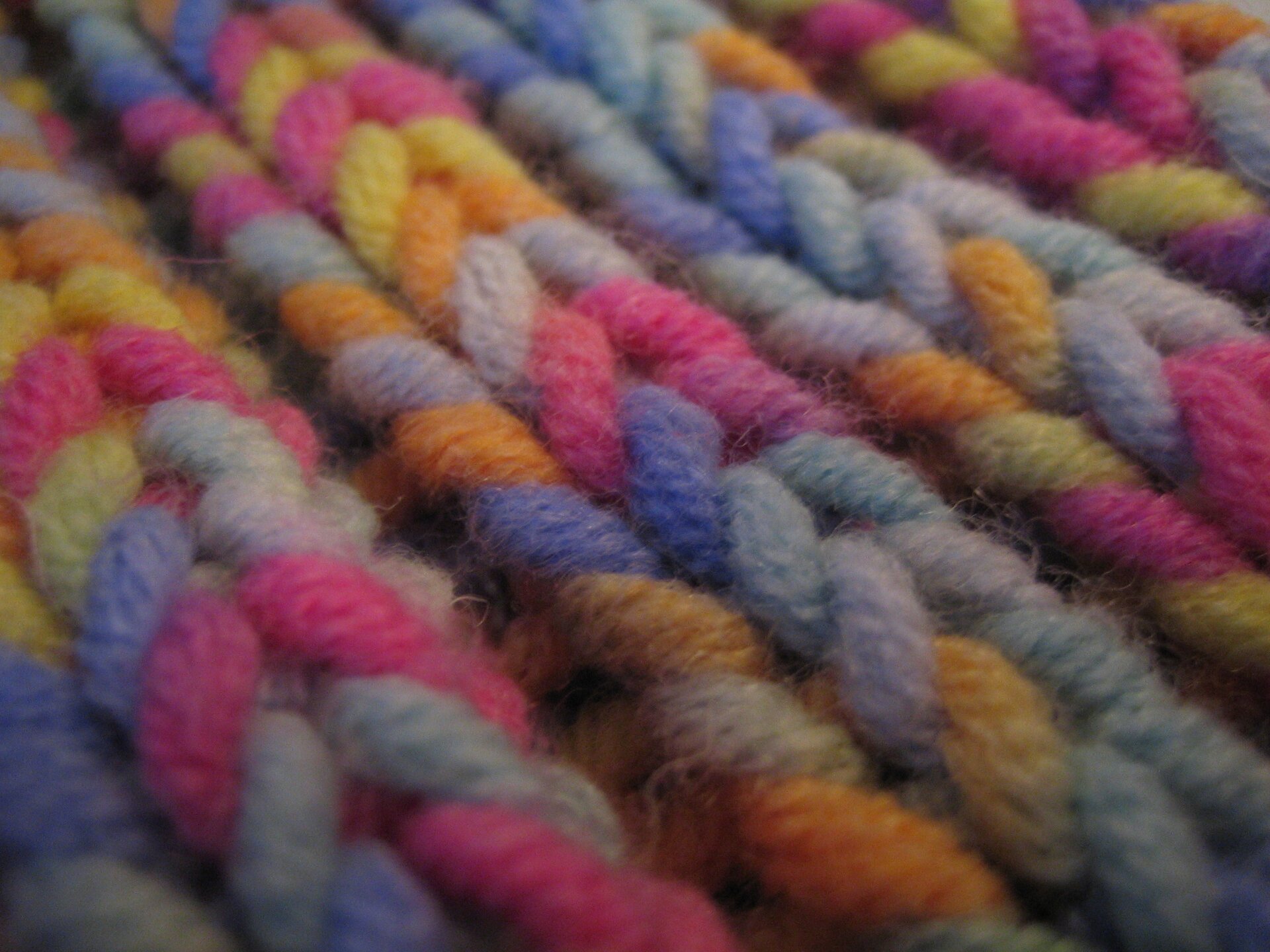 Zdjęcie przedstawia kolorową dzianinę ściągaczową.Nagranie tożsame z treścią.