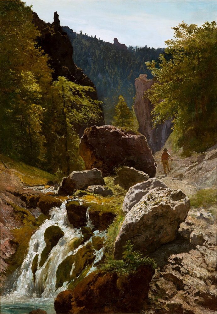 Obraz przedstawia malowniczy górski krajobraz. Na pierwszym planie widoczny jest potok spływający po kamieniach, tworzący małe kaskady i białą pianę. Woda odbija światło, nadając scenie świeżości i dynamiki. Wokół potoku leżą duże, nieregularne głazy, które nadają kompozycji surowy, naturalny charakter.
W środkowej części obrazu, po prawej stronie, widać postać człowieka idącego ścieżką w górę doliny. Sylwetka jest niewielka w porównaniu z otaczającymi ją skałami, co podkreśla monumentalność przyrody. W tle rozciągają się strome zbocza porośnięte gęstym lasem, a za nimi majaczą ciemne kontury górskich grani. Całość oddaje spokój i majestat górskiej przyrody.
