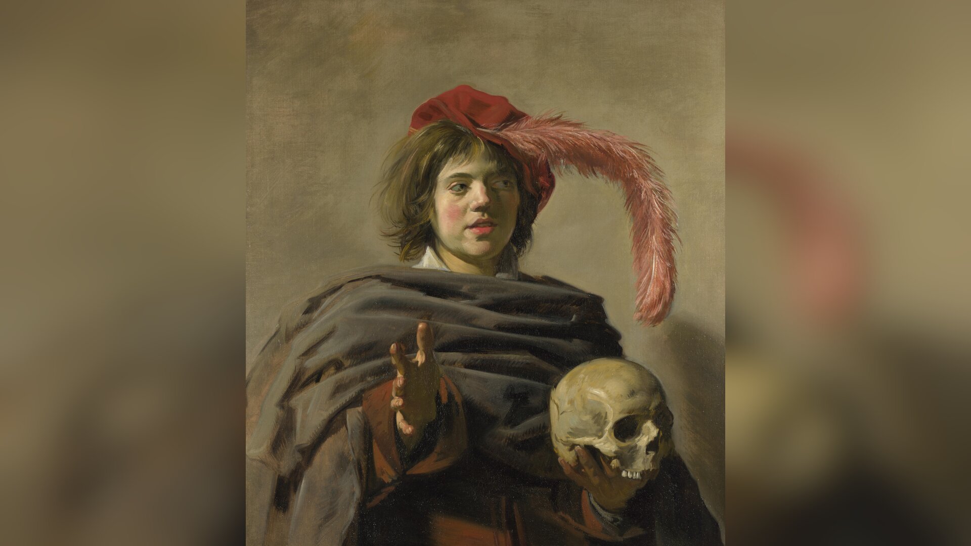 Obraz przedstawia portret młodego mężczyzny. Ma owalną twarz z rumianymi policzkami, patrzy w prawą stronę obrazu. Ma bujne, brązowe włosy oraz czerwony beret z długim, czerwonym piórem. Ubrany jest w brązowy strój. Prawą rękę ma wyciągniętą przed siebie, a w lewej trzyma ludzką czaszkę.