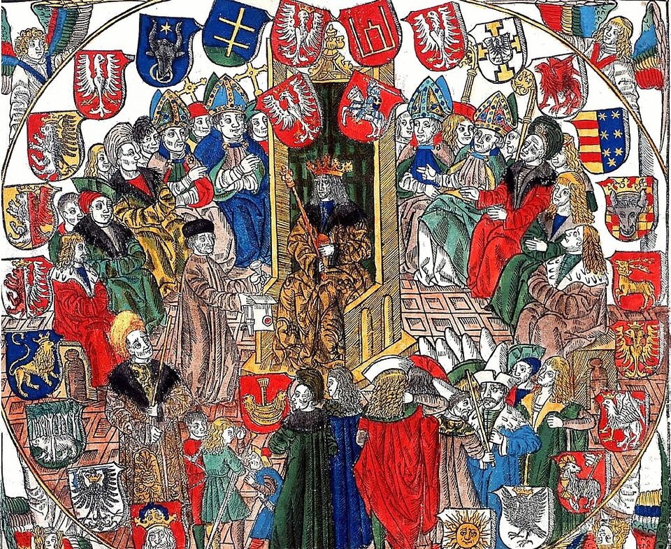 Rysunek przedstawia XVI‑wieczną salę Sejmu. Pośrodku sali, na podwyższeniu stoi tron, na którym zasiada mężczyzna z berłem i jabłkiem królewskim w ręku oraz koroną na głowie. Ubrany jest w szaty królewskie. Po obu stronach tronu, w pierwszym rzędzie siedzą mężczyźni z charakterystycznymi wydłużonymi czapkami składającymi się z dwóch wysokich, połączonych ze sobą zdobionych trójkątów. Za nimi, w kolejnych rzędach zasiadają ludzie mężczyźni ubrani w stroje szlacheckie. Wokół zgormadzonych widnieją herby rodowe. Ułożone są one w kształcie koła, wokół wszystkich zgromadzonych. W czterech rogach ilustracji widać anioły z wielokolorowymi skrzydłami. 