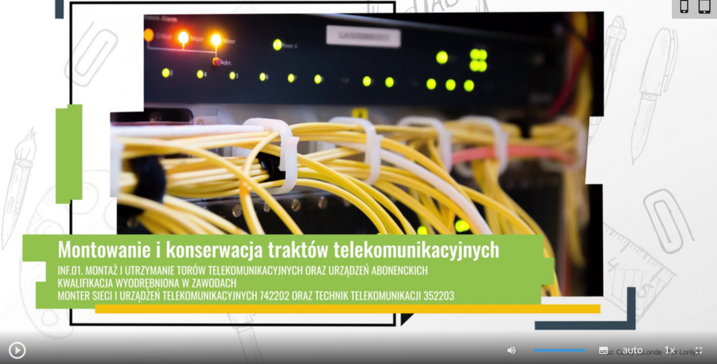 Ilustracja przedstawia ekran startowy filmu. Na środku ekranu znajduje się prostokątna plansza z tytułem filmu: Montowanie i konserwacja traktów telekomunikacyjnych. Poniżej określona jest kwalifikacja zawodowa. W tle znajduje się zdjęcie startowe filmu – żółte kable spięte trytytkami, wyżej urządzenie, do którego prowadzą, o świecących diodach. Na dole znajduje się pasek odtwarzania. 